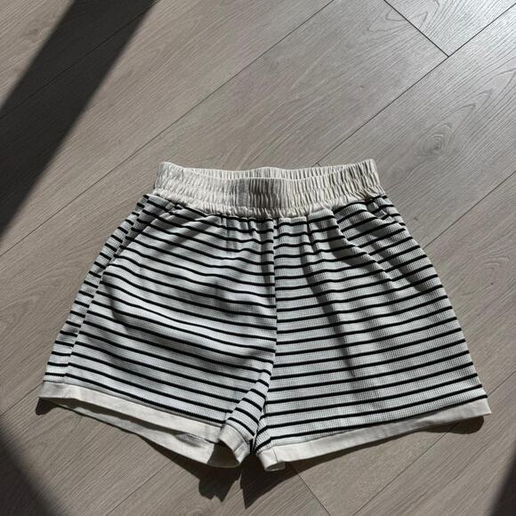 Striped short sleeve top and shorts - Picture 4 of 7